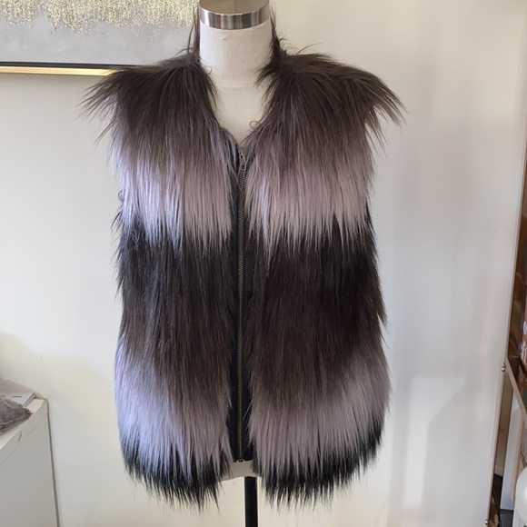 Alex and Alex white and black faux fur vest - Picture 3 of 5